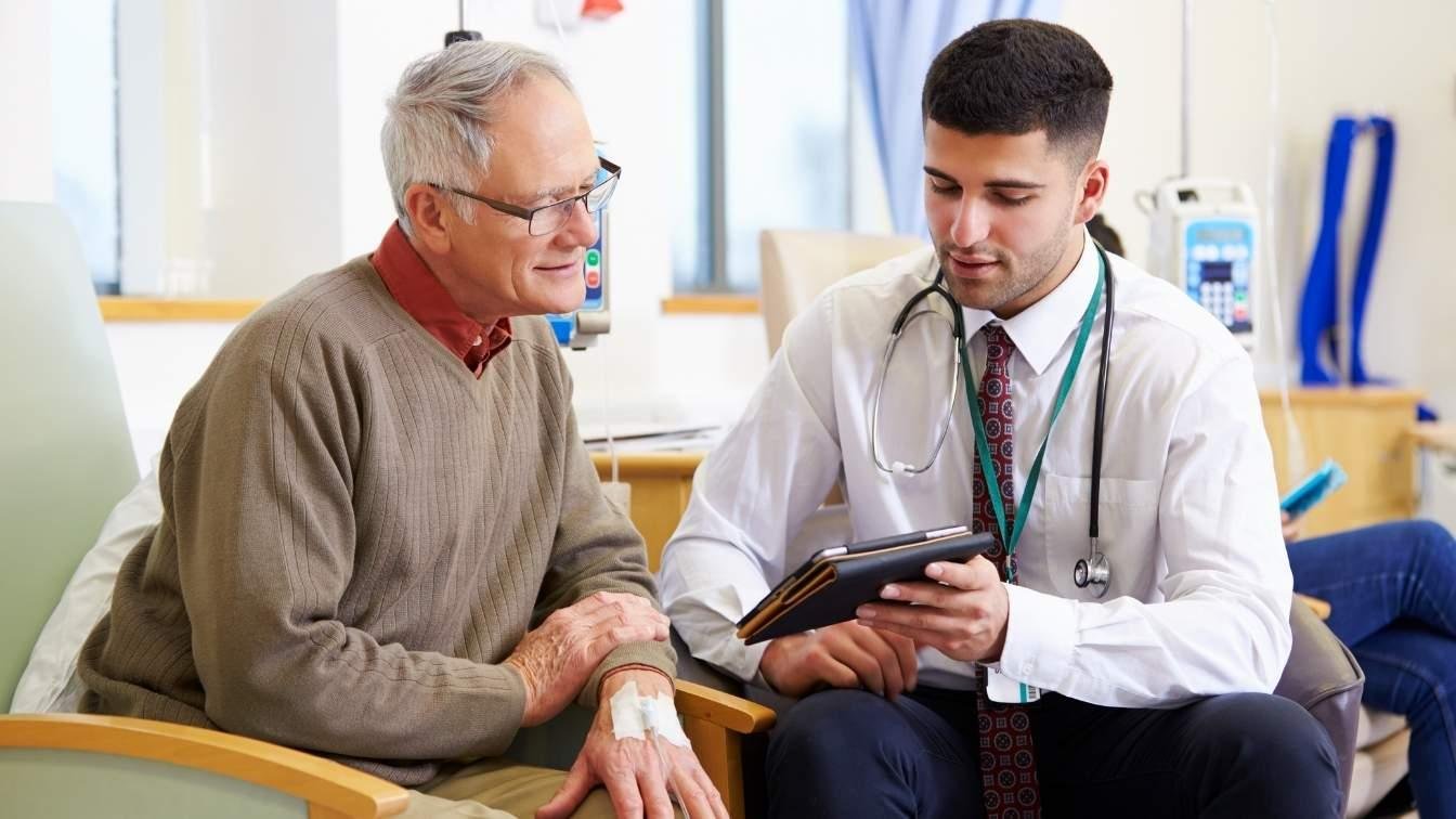 Médico orientando a un paciente viajero