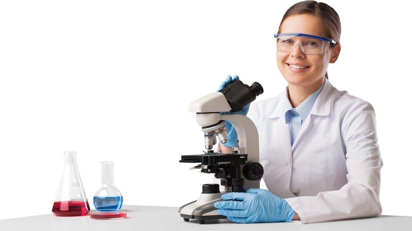 Profesional de laboratorio trabajando con un microscopio