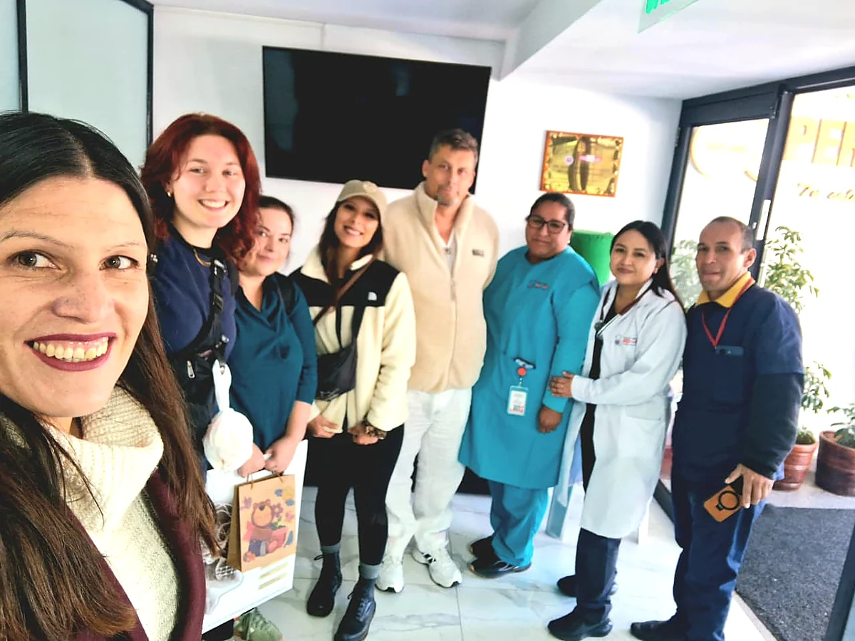 Medical Center Peru Salud staff with international travelers
